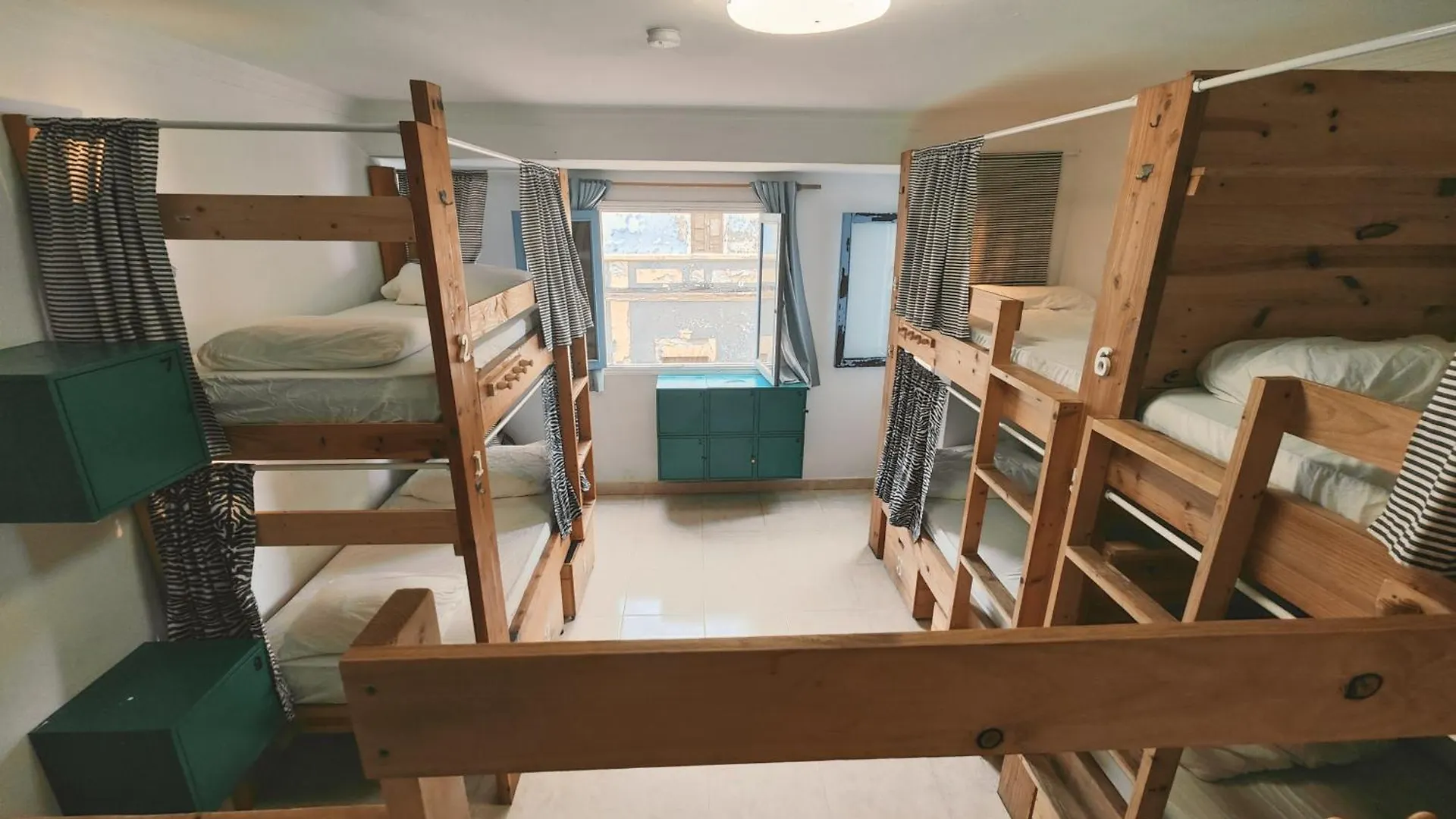 לאס פאלמס דה גראן קנאריה La Ventana Azul Surf Hostel 0*, לאס פאלמס דה גראן קנאריה ספרד